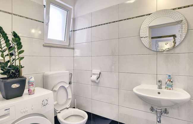 Superb Modern Villa With Pool, Large Fenced Yard Near the Beach - Foto 18