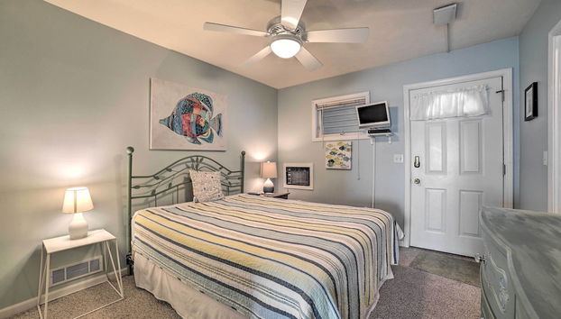 Lakefront Onekama Condo w/ Seasonal Pool - Photo 4, Room