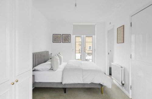 Luxurious 3 Bed House with Free Parking, Sky TV, Movies & Netflix - Foto 30