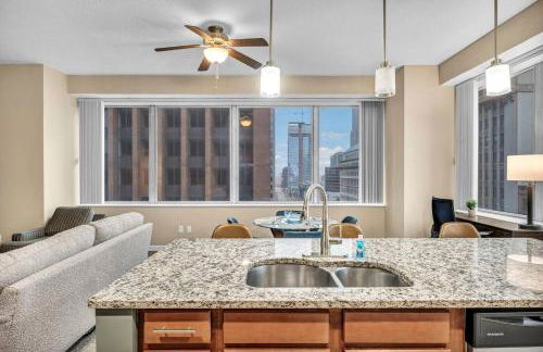 Luxury 13th Floor Condo: Downtown/ Parking 17 /Gym - Photo $