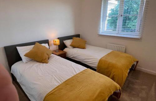 Modern 2 Bedroom Flat in Quiet Village w/ Ensuite - Foto 3