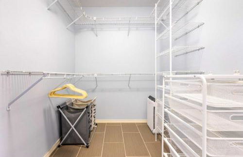 Spacious & Serene 6-Br Family Retreat in Kirkland - Photo 40