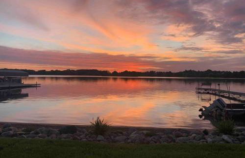 Lake Cabin; Renovated, Flat Lot, Dock, Sandy Beach, Many Games and Lake Toys! - Foto 1