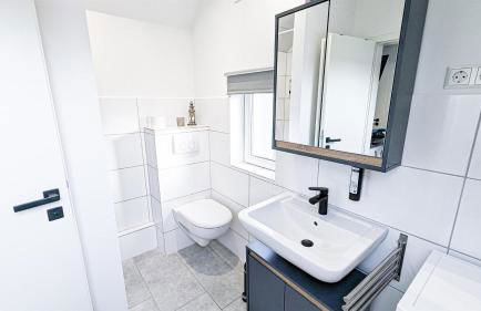 ALFA Stuttgart 3BR 5 Beds Netflix INET EBK Wasen Apartment nahe Daimler l Bathroom l Kitchen l WIFI & SmartTV l 3 Zimmer 5 Betten l Küche l Duschbad - Foto 12