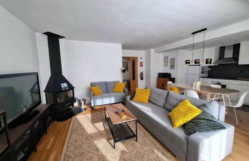 Ventanal de Saras Petfriendly Garaje Trastero y Chimenea - Arafita Apartamentos - Photo 7