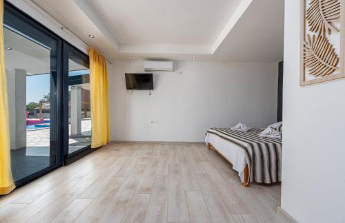 Unique Villa V with large pool - Photo 33