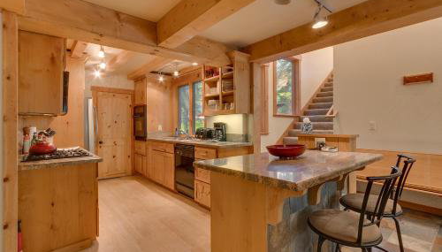 West Pine Cabin on the West Shore by Tahoe Getaways - 2 BR w 2 Bonus Rooms, Hot Tub, Pool Table & Pet Friendly - Foto 3