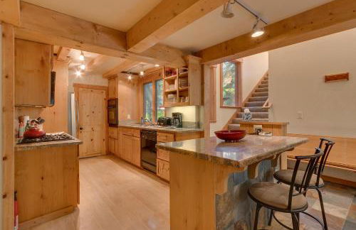 West Pine Cabin on the West Shore by Tahoe Getaways - 2 BR w 2 Bonus Rooms, Hot Tub, Pool Table & Pet Friendly - Foto 3