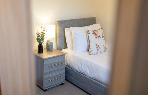 Adrian House, near Hospital, easy parking + garden - Foto 18