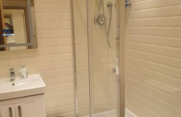 London Luxury Apartments 3 Bedroom Sleeps 8 with 3 Bathrooms 4 mins walk to tube free parking - Foto 40