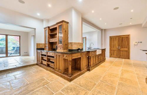 Kingswood 6 Bed Mansion, Tennis Court and Cinema - Foto 9