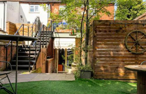 Beamed Village Apartment with Fireplace and Private Terrace, Castle Donington - Photo 14