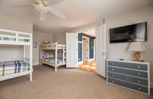 Sawyers Lodge - Historic Soundfront Home, Pool, Hot Tub, Boat Launch, Kayaks, Pets OK, Flex Stays - Foto 28