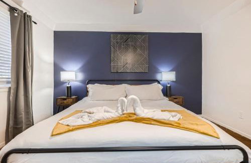 Your Cozy King Suite Getaway - Sleeps 4 - Pool, Prkg - Foto 5