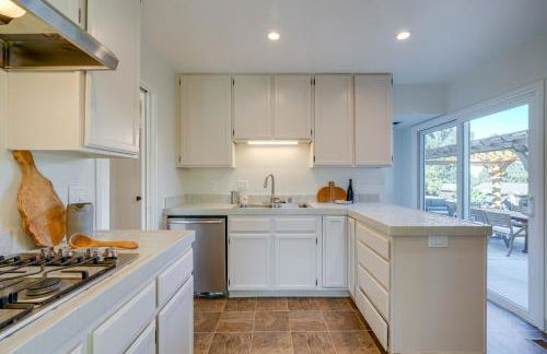 Seaside Home with Hot Tub and Patio Close to Beaches! - Foto 6