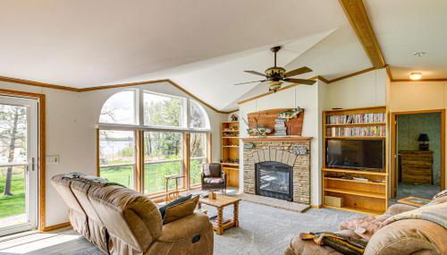 Waterfront Family Home with Yard on Portage Lake - Foto 3