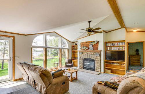 Waterfront Family Home with Yard on Portage Lake - Foto 3