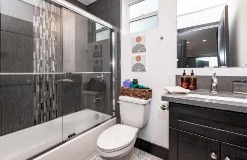 Spacious Luxury Villas in the heart of LA! Free parking and Jacuzzi - Photo 37