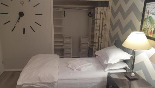 Spacious, Stylish Two-Bedroom Maisonette, Modern Amenities, Elegant Interiors - Foto 2, towels, wardrobe