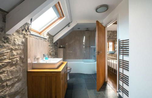 Stunning Converted Granary in Heart of St Davids - Photo 13