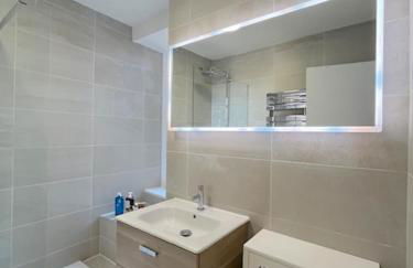 New Royal Mile Residence Spacious Quiet Comfortable Flat with Balcony & Great Views Top Floor No Lift - Photo 5
