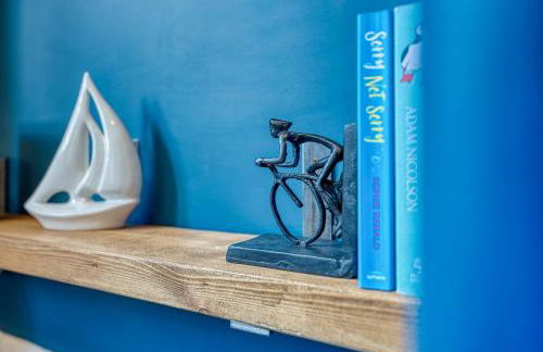 2-Bedroom Modern, Stunning & Stylish Contractor House, Sleeps 4, Prime Portsmouth Location with Free Parking Permit - by Blue Puffin Stays - Foto 16