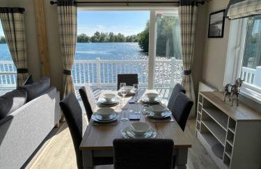 Chichester Lakeside Holiday Park Lakefront Lodge - Foto 17