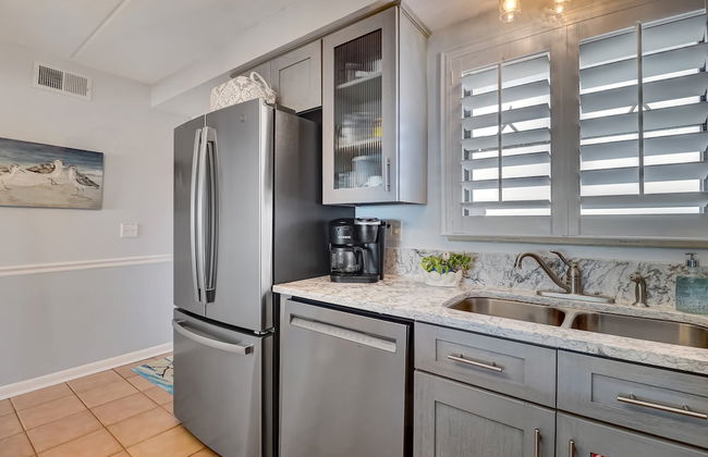 Beach Condo Miles-long Views Sand and Sea, Access to Private Fishing Pier by RedAwning - Foto 21