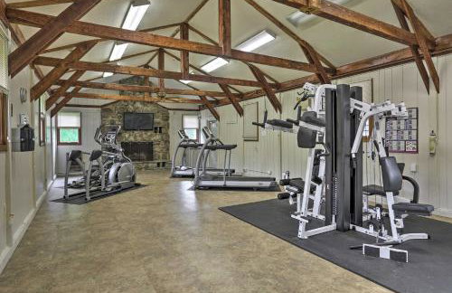 Fire Pit and Games! Secluded Chalet 30 Mi to Montage - Foto 37