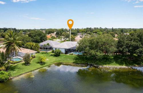 Villa Tropicana Luxury pool home. Gated community - Photo 32