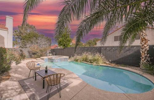 4Br Model Home w Pool and Pool table in Henderson - Foto 11