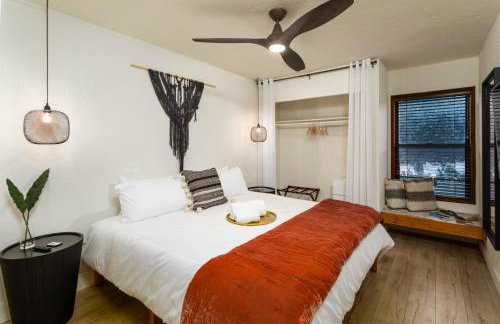 Luxe Boutique-Style Home w/Indoor Hot Tub - Foto 27