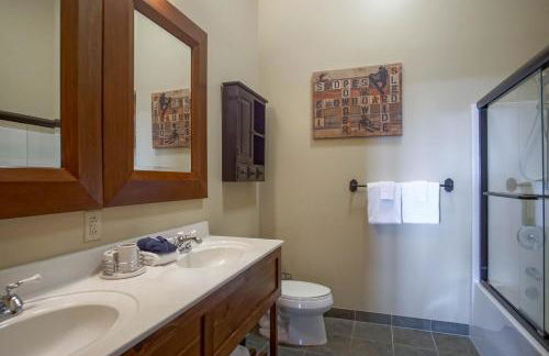 3 bedroom, 2 Full Baths, Slope Side Outdoor Hot Tubs on Site Ski Lift overlook - Foto 25