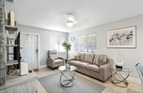 Roxanas 3bed 2bath Home with Modern Interior and BBQ Backyard - Photo 18