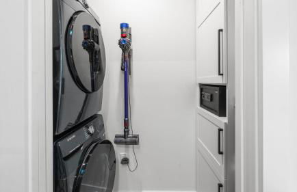 Modern Oasis w Pool Hot Tub Rooftop Deck Home Theater Mariposa Retreat by AvantStay - Foto 50