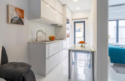 Sleek Apartment with Balcony by HostWise - Foto 13