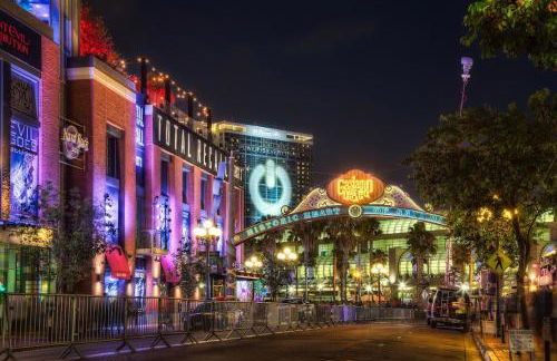 Entire Private Home with 4 Bedrooms 3 Bathrooms, King Bed, Big Yard, Prime Area, Ranch Style, Available Now - Photo 68