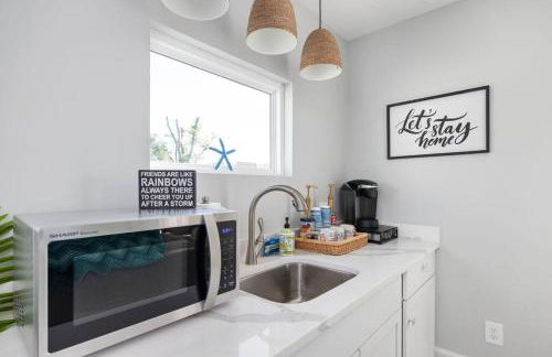 The Lyellton House: Water View, Steps from Beach - Foto 8