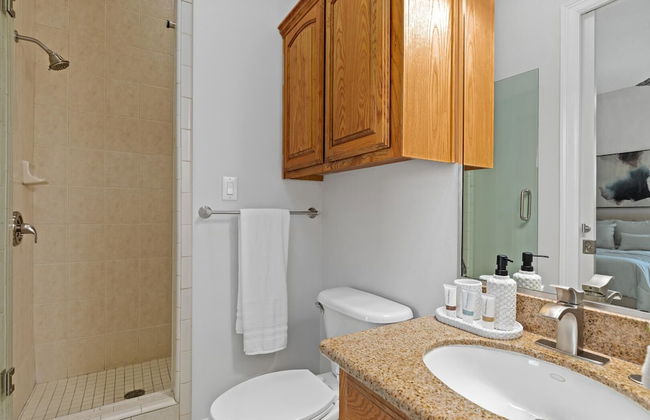 Modern Ground flr Condo 1/2 Block to Beach w Pool! - Foto 17