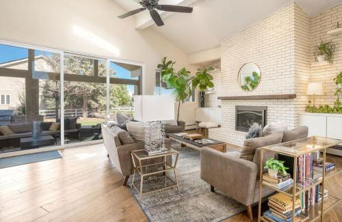 Mid-Century Mod - 7 BR Sleeps 22 - Hot Tub & Game Room - Foto 10