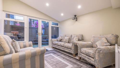 The Secret Garden, Donaghadee - The Hideaway - Stylish 5-Beds, and Lavish 3-Bedrooms - Guests 7 - Super Fast Speed Wi-FI - Foto 2