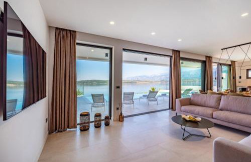 Luxury Villa Novita with Pool - Photo 25