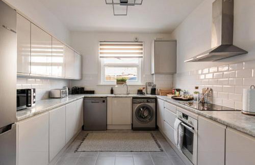 Modern 4 Bedroom House In Woodgreen - Foto 40