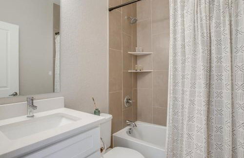 Rooftop Deck and Hot Tub Walkable Denver Townhome - Foto 19