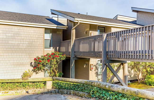 Coastal Chic Beach Condo by Avantstay Balcony - Photo 36