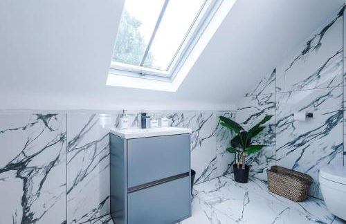 Incredible Home With Games Room, Sleeps 8, Parking Included, Perfect For Groups, Families, Contractors, Professionals - Photo 26