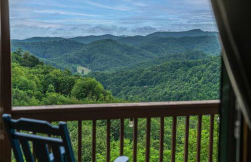 4BR Cabin with Ski Resort, Mtn Views & Hot Tub - Foto 122