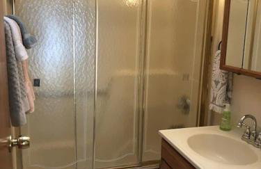 The Sunflower - Hot Tub Hideaway on 13 Wooded Acres - Fire Pit - Lake View - Near Keuka & Seneca Lake - Pet-Friendly - Foto 22