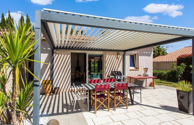 Beautiful Holiday Home With Swimming Pool - Photo 28