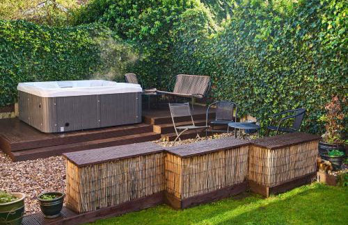 Chic Family Home with Garden Fire Pit & Event Space, Hot Tub - Foto 54